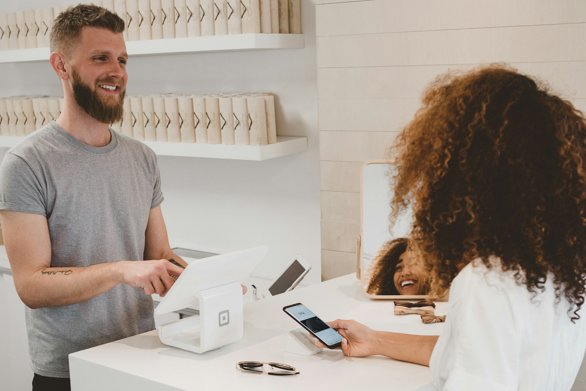 Cliente pidiendo en un local con sistema Seify